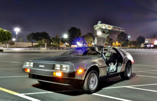voiture delorean parking